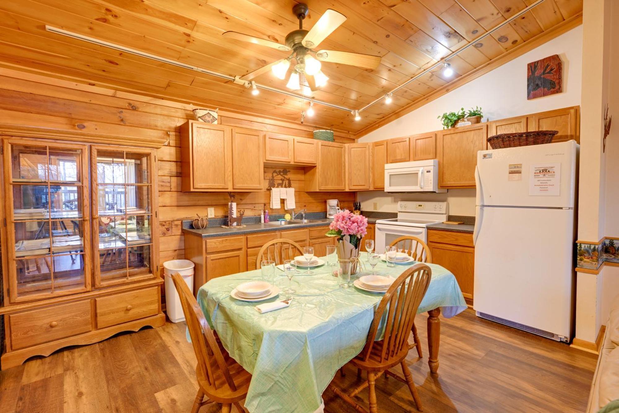 Cozy Deer Glen Cabin With Private Hot Tub And Porch! 布赖森城 外观 照片